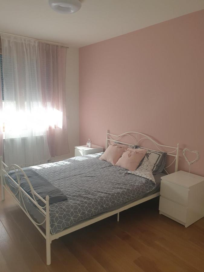 Apartment Mona Belgrad Exteriör bild