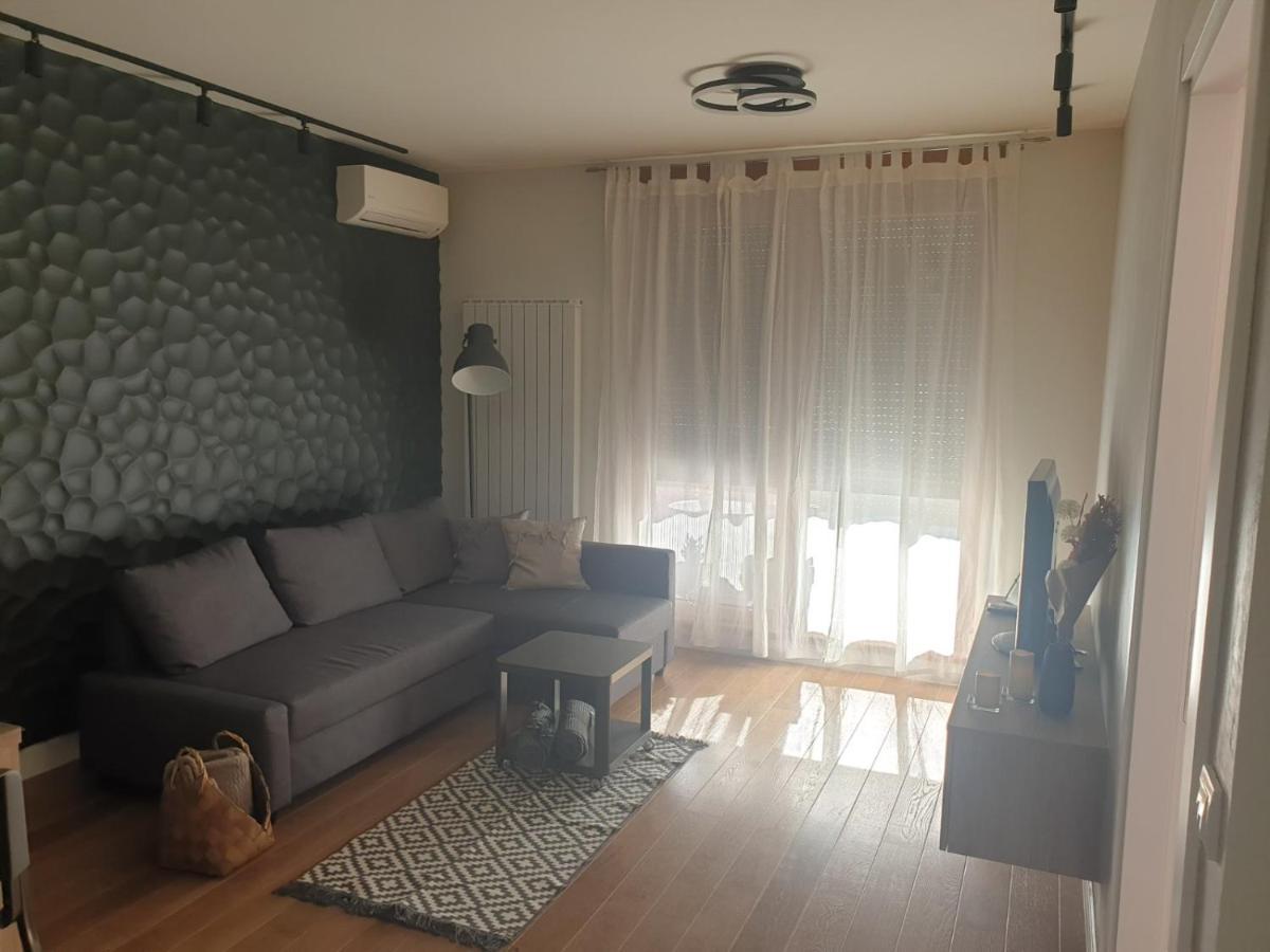 Apartment Mona Belgrad Exteriör bild
